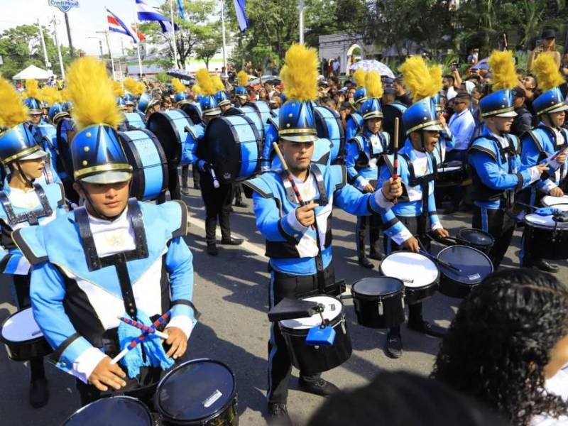 La banda de guerra del instituto José Trinidad Reyes en una presentación en San Pedro Sula.