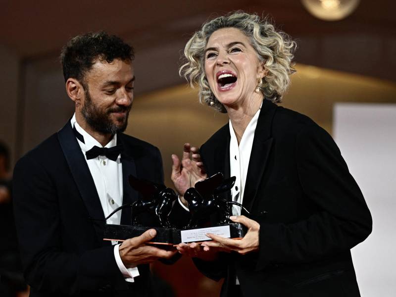 Margarita Rosa De Francisco al momento de recibir su premio en el Festival de Venecia.
