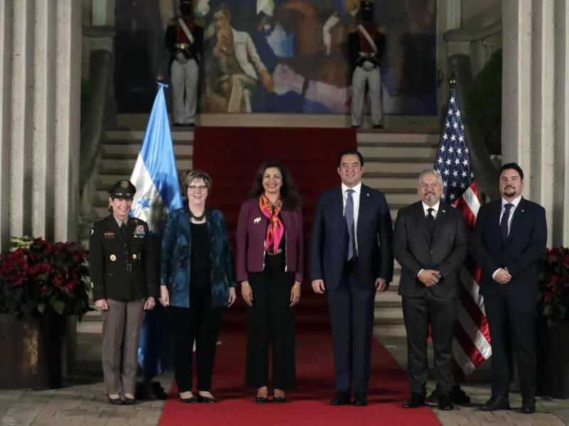 La general Laura Richardson, la subsecretaria de Estado, Uzra Zeya; la embajadora de Estados Unidos, Laura F. Dogu; el secretario privado Héctor Zelaya; el canciller Enrique Reyna, y el embajador de Honduras en Estados Unidos, Javier Efraín Bú Soto.
