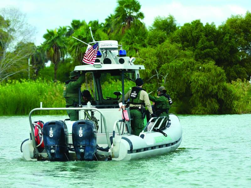 Agentes de la Patrulla Fronteriza hacen todos los días recorridos en lanchas de alta velocidad a través de todo el río Grande para detectar a quienes intentan cruzar del lado mexicano al estadounidense.