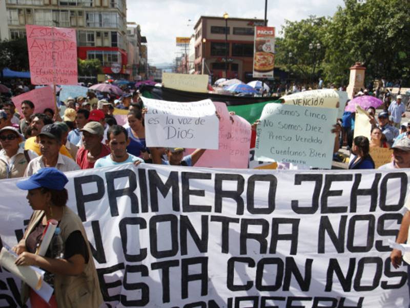 Los patronatos marcharon hoy en San Pedro Sula con pancartas y consignas.