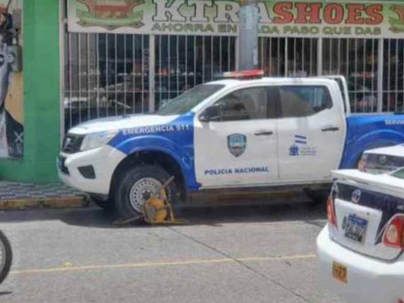 A una de las llantas delanteras le pusieron una chacha.