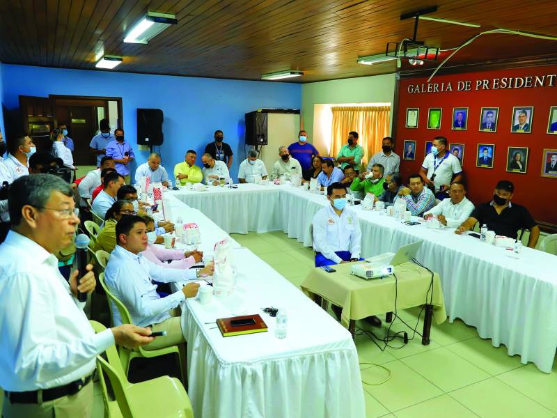 Diputados de Yoro, autoridades municipales, representantes de la sociedad civil y empresarios ayer en la reunión para discutir el proyecto vial. Fotos: Melvin cubas