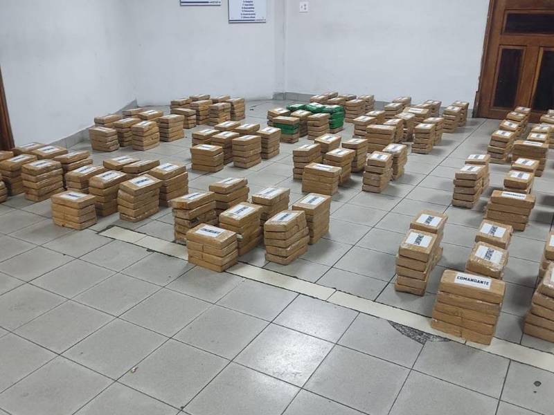 La información oficial panameña no precisó el peso total del alijo, pero los paquetes de droga suelen pesar alrededor de un kilo cada uno.