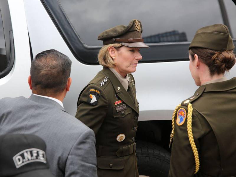 Llegada de la jefa del Comando Sur de EEUU a Casa Presidencial de Honduras para una reunión con la presidenta Xiomara Castro.