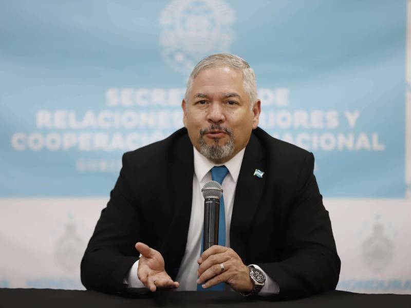 El canciller de Honduras, Eduardo Enrique Reina, durante una conferencia de prensa.