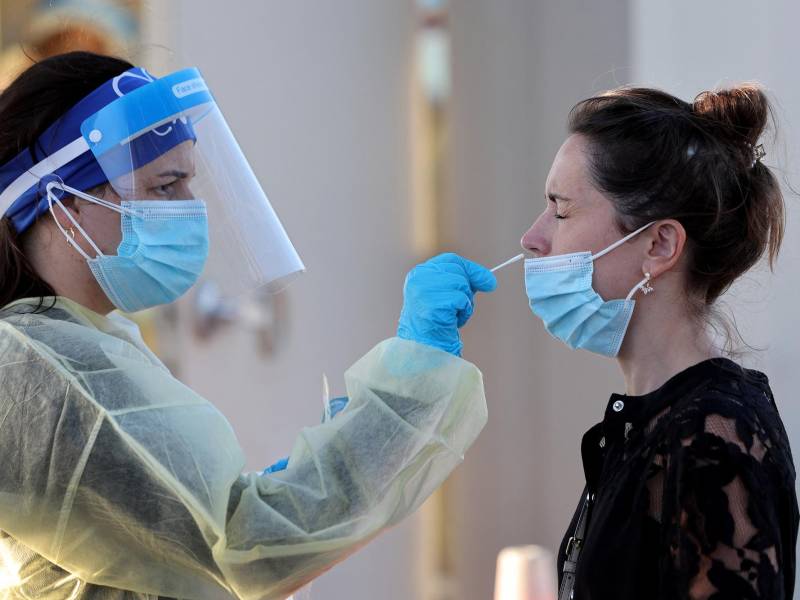 Expertos de salud debaten sobre la evolución de la pandemia ante el repunte de casos a nivel mundial por la variante ómicron.