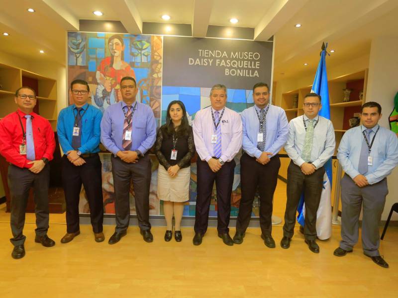 <b><span class=mln_uppercase_mln>Anfitriones.</span></b> Marco Tulio Nájera, Heber Flores, Arlen Cerrato (gerente BCH), Alba Bonilla, Virgilio Villalobos (sub gerente BCH), Jorge Torres (museólogo), Williams Arévalo y Alex Caballero. Fotos Moisés Valenzuela