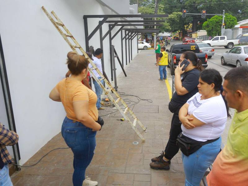 <b><span class=mln_uppercase_mln>DEFENSA.</span></b> Los vendedores dicen que no les dejaron espacios apropiados para vender flores y siempre lo denunciaron.