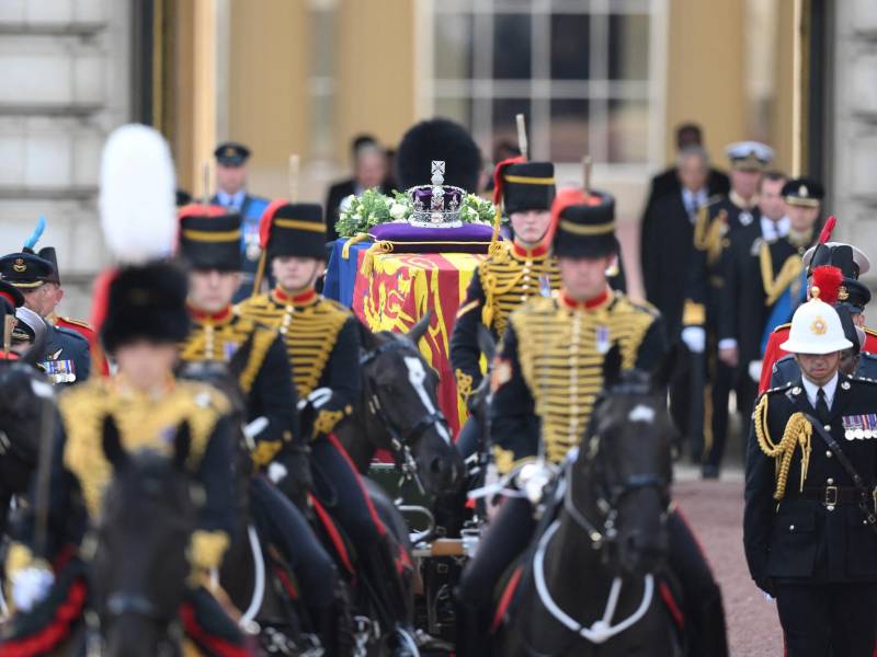 El cortejo fúnebre con los restos de Isabel II salió este miércoles del palacio de Buckingham, en Londres, rumbo a la sede del Parlamento, donde se instalará la capilla ardiente hasta el día del funeral, el 19 de septiembre.