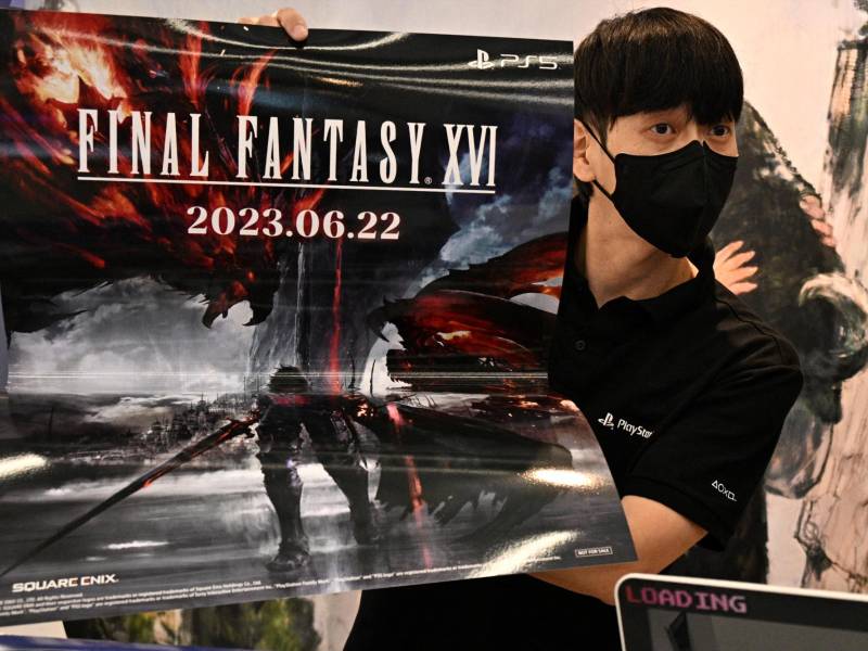 Un fan junto al poster de Final Fantasy XVI.
