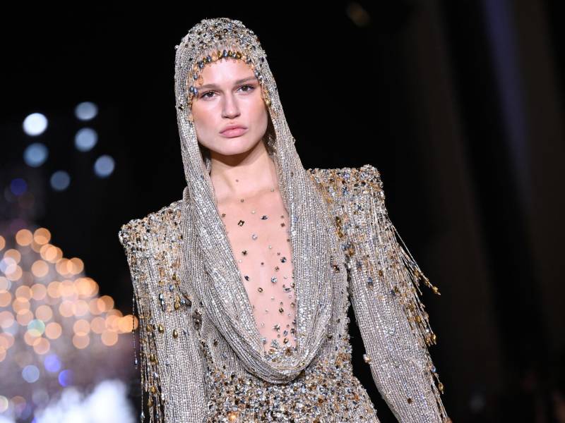 Zuhair Murad fue sinónimo de bordados intrincados. Una modelo presenta una de sus creaciones durante la Semana de la Moda de Alta Costura Femenina Primavera/Verano 2024 en París.