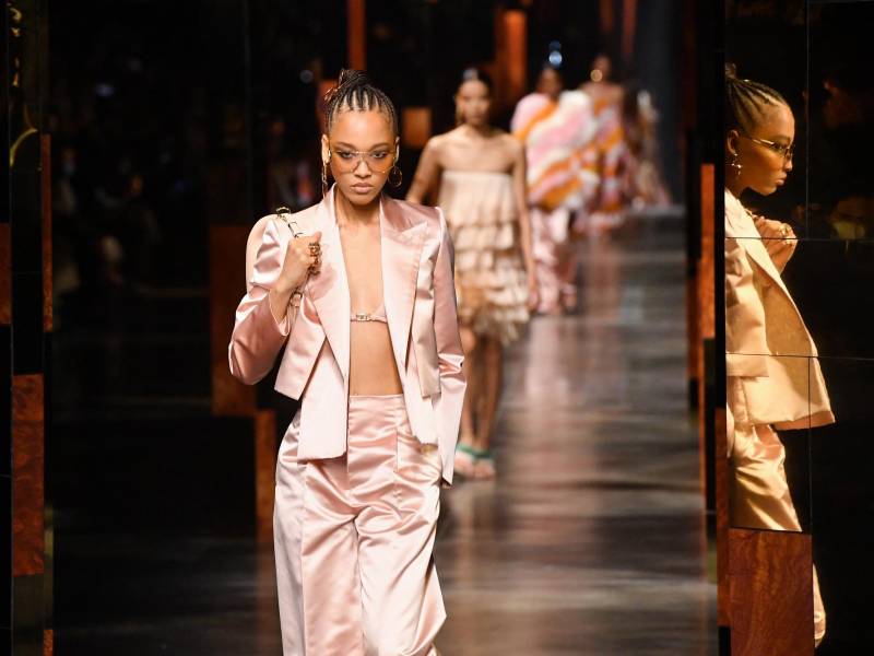 Una modelo luce una creación de Fendi. El brillo del satín se suma a las tendencias de este fin de año.