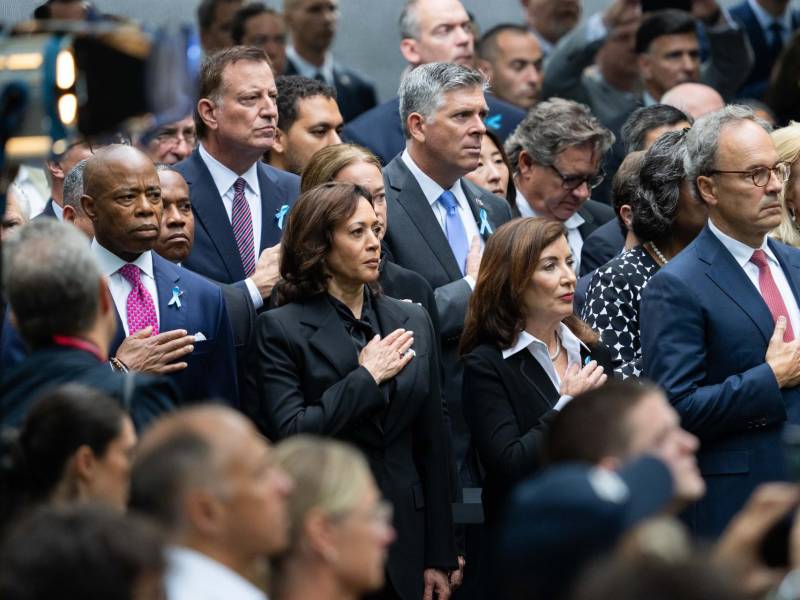 El alcalde de la ciudad de Nueva York, Eric Adams, la vicepresidenta estadounidense Kamala Harris y Kathy Hochul, gobernadora de Nueva York, en el Memorial Nacional del 11 de Septiembre durante una ceremonia anual para conmemorar el 22º aniversario de los ataques terroristas a las torres gemelas.
