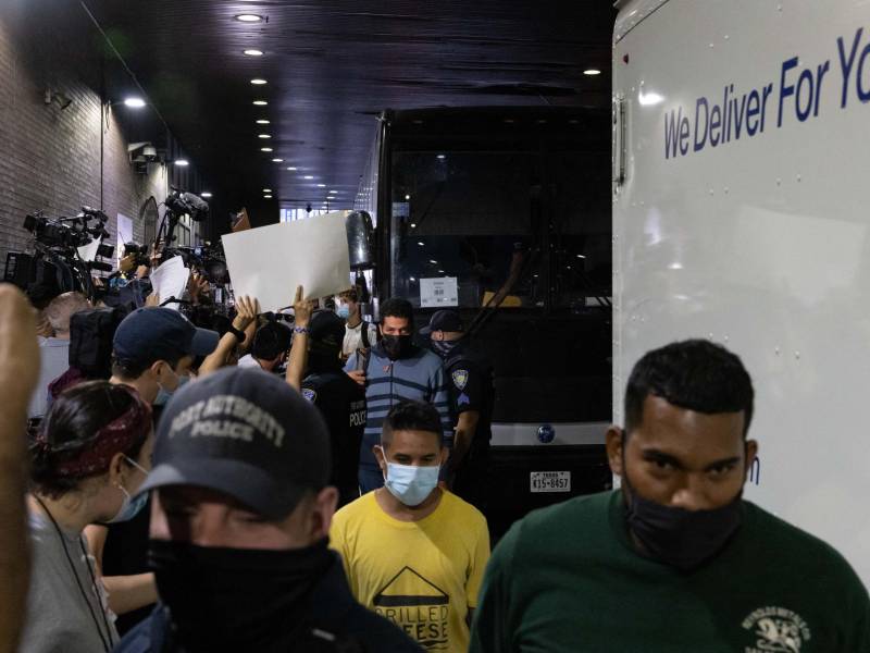 Abbott sigue generando controversia con los envíos de migrantes desde la frontera hacia Washington y Nueva York.