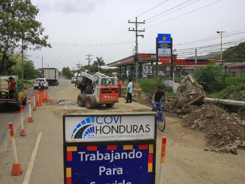 La infraestructura sufrió daños debido a la crecida del caudal en la quebrada producto de las torrenciales lluvias registradas en los últimos días.