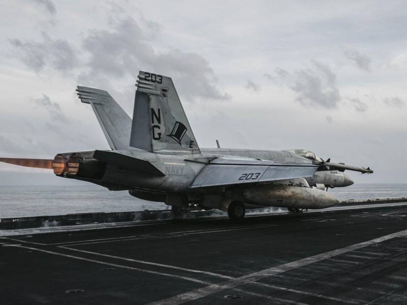 Fotografía difundida por el CENTCOM que muestra un avión de combate en el USS Abraham Lincoln durante una de las operaciones aéreas contra objetivos militares en Irán mientras navega en aguas regionales.