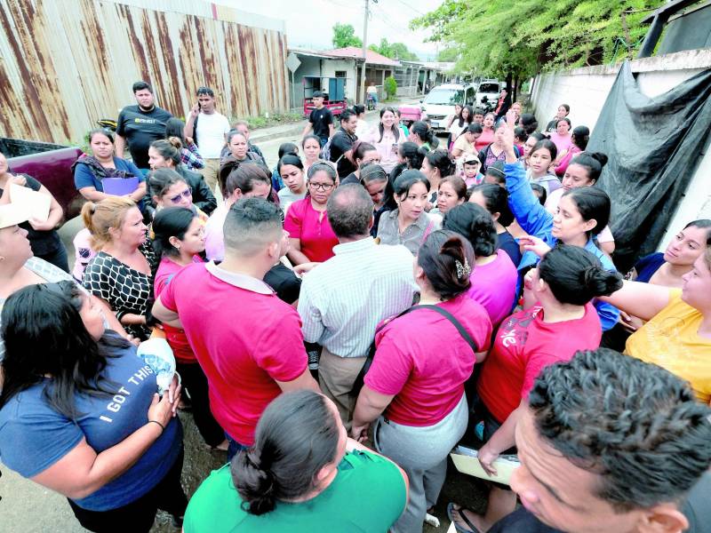 <b>Docentes intentan organizar a un grupo de padres durante el proceso de matrícula 2024. Fotos: Y. Amaya</b>