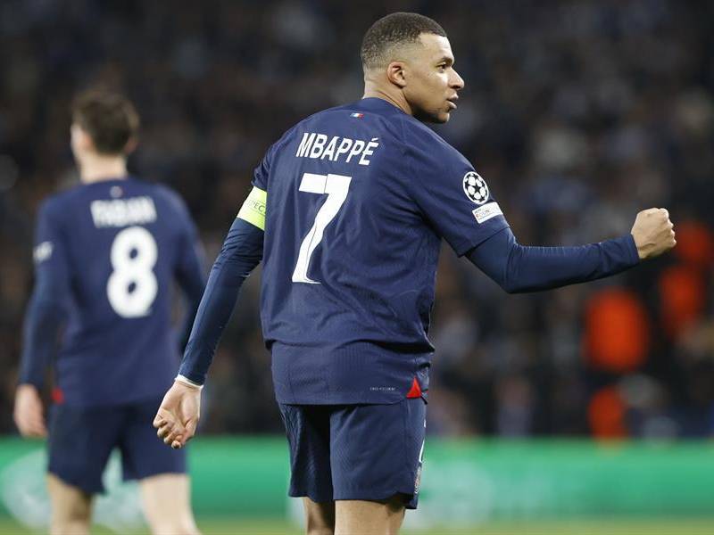 Mbappé fue el anotador de los dos tantos del PSG ante la Real Sociedad.