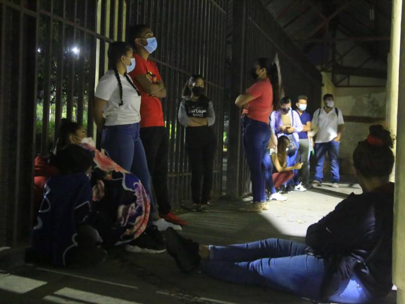 En Zip Calpules, Zip San José, Zip Choloma y Confecciones El Barón todos los días se forman largas filas de jóvenes, mayormente de entre 20 y 30 años, que buscan desesperadamente un trabajo para llevar dinero a casa. Fotos: Moisés Valenzuela