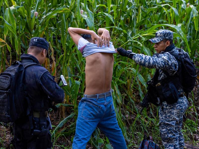 Agentes de la policía revisan a un hombre en medio del cerco militar en Cabañas.