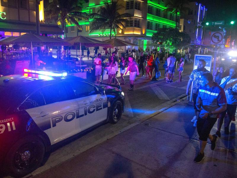 Las autoridades de Miami Beach mantienen una fuerte presencia policial.