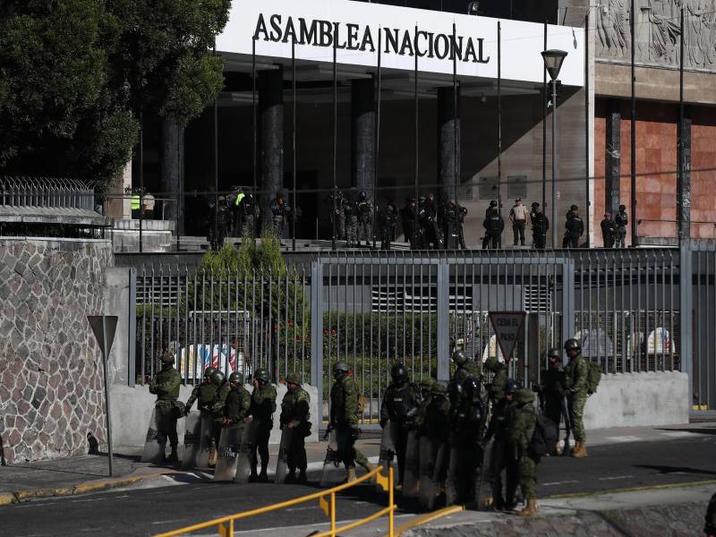 Decenas de militares y policías han cercado la Asamblea Nacional de Ecuador, institución disuelta este miércoles por el jefe de Estado, Guillermo Lasso, al aplicar la llamada “muerte cruzada”, por “grave conmoción interna y política”.