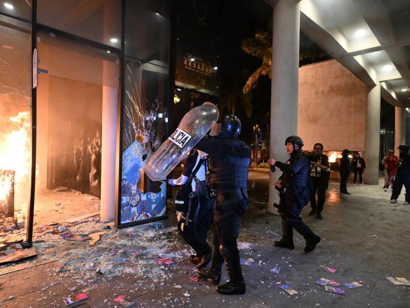 La tensión sigue en aumento en Guatemala con protestas y bloqueos por noveno día consecutivo, pese a la advertencia del presidente, Alejandro Giammattei, de perseguir judicialmente a quienes sigan bloqueando las principales carreteras del país.