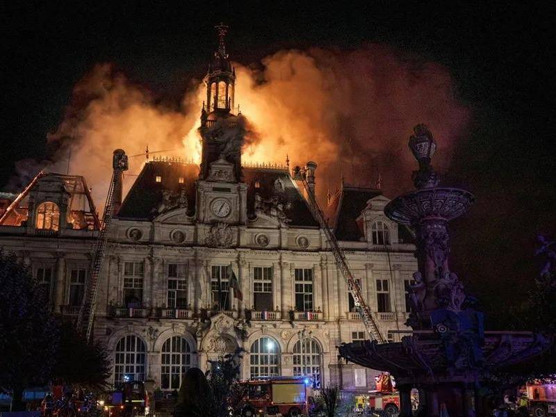 Incendios, saqueos y enfrentamientos con las fuerzas del orden marcaron una jornada de protestas contra el alto costo de la vida en Francia, que dejó graves daños materiales en el centro de Lyon. Entre las estructuras afectadas figura la histórica Oficina de Turismo, cuyo edificio quedó reducido a un cascarón humeante tras ser incendiado por encapuchados.