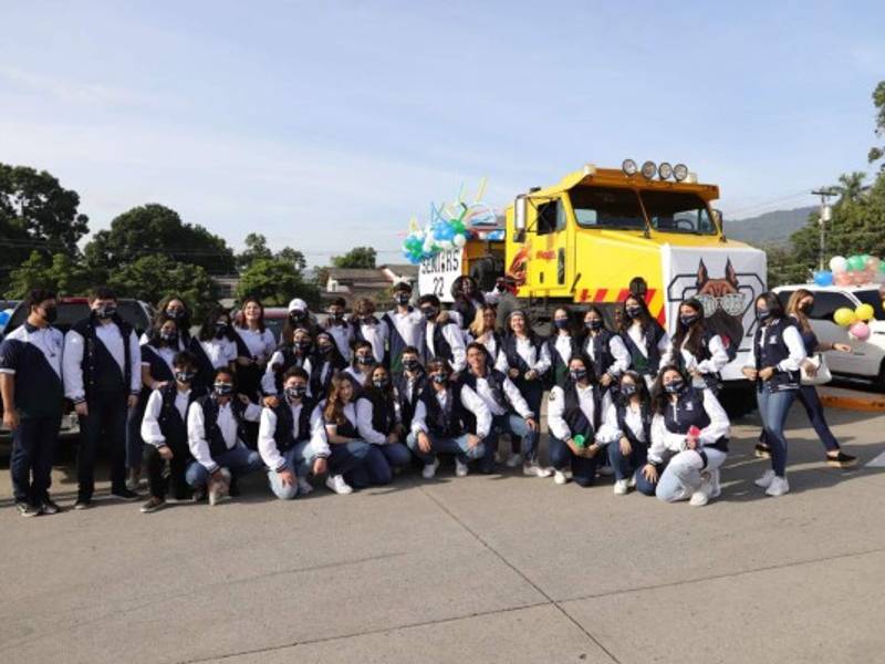 SAN PEDRO SULA. La generación 2022 de la Academia Americana le dio la bienvenida a su último año escolar con una caravana llena de pura alegría juvenil.Desde las 6:00 de la mañana se reunieron en el restaurante Denny’s para disfrutar de un desayuno e iniciar desde allí el desfile hacia la institución. Los graduandos de la Academia Americana posaron llenos de orgullo e ilusiones y con la mirada puesta en los retos que se vienen.