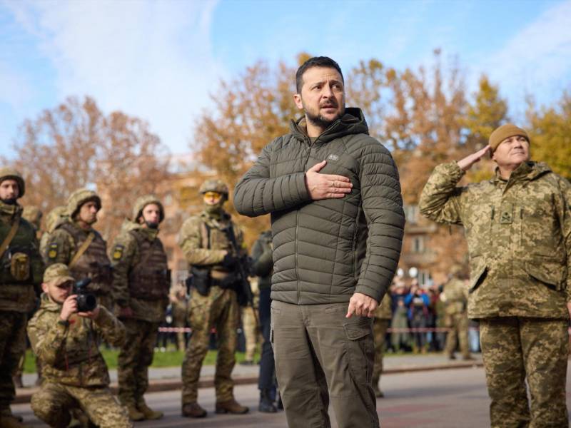 Zelenski y un grupo de soldados izaron la bandera ucraniana en la ciudad de Jersón, bajo control ruso en los últimos meses.