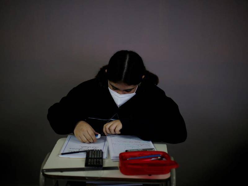 Estudiantes asisten a clases en San Salvador (El Salvador), en una fotografía de archivo. EFE.
