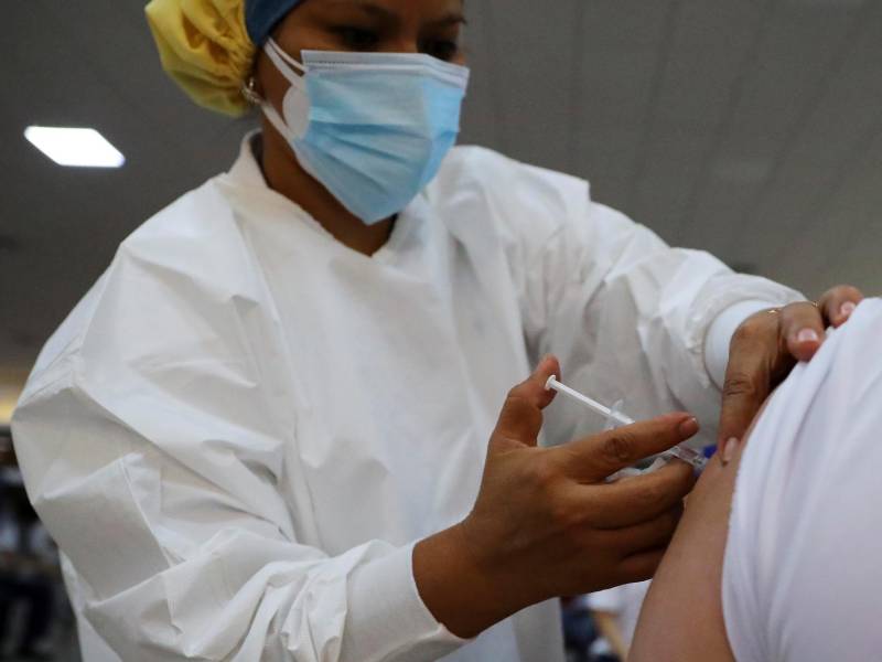 El personal que labora en el área de la Salud es de los grupos priorizados para la aplicación de la segunda dosis de refuerzo de la vacuna contra el covid.