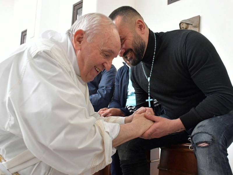 Papa Francisco saludando a un preso dentro de la prisión de Civitavecchia, cerca de Roma.