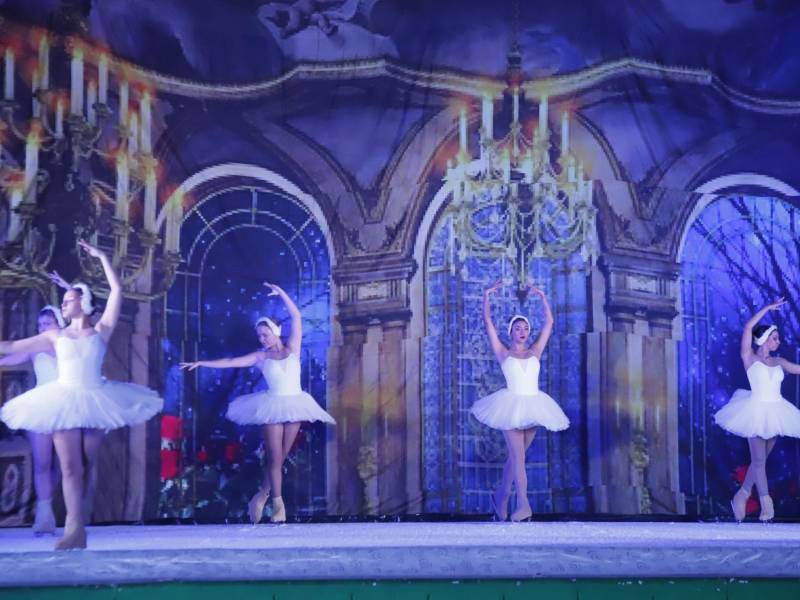El Ballet de Moscú Sobre Hielo fue presentado el sábado, 09 de noviembre, en el Gimnasio Municipal de San Pedro Sula, donde muchas familias se dieron cita para disfrutar una tarde llena de encantos y un ambiente relajante.