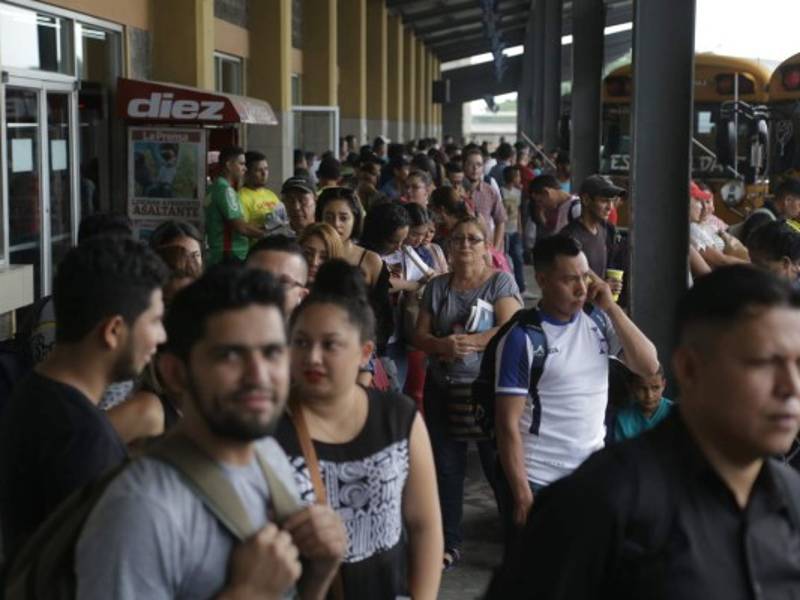 La mayor parte de los viajeros, hasta el momento, se dirigen hacia el occidente del país. Fotos: Melvin Cubas y Santiago Lara
