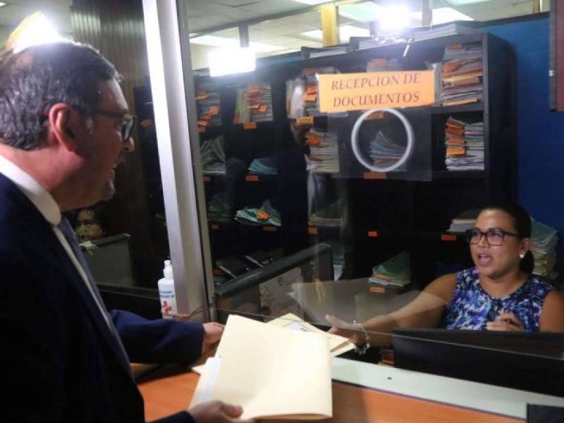 Mario Roberto Urquía Fajardo el día que presentó el recurso en la Sala Constitucional.