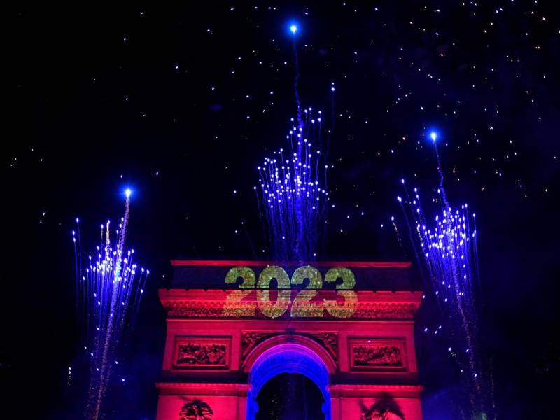 Miles de personas le dieron la bienvenida al 2023 en París.