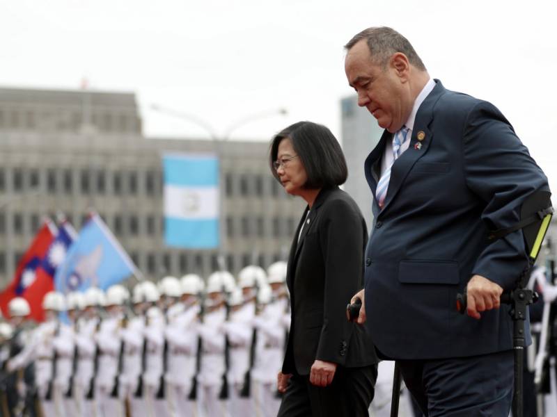 La presidenta de Taiwán, Tsai Ing-wen, y el de Guatemala Alejandro Giammattei.