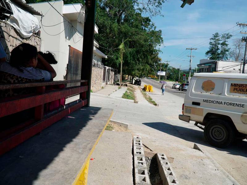 <b><span class=mln_uppercase_mln>Autopsia.</span></b> El cadáver fue llevado a la morgue en San Pedro Sula.
