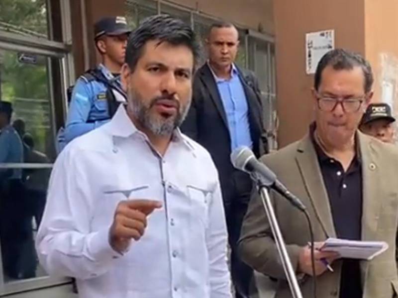 Johel Zelaya, fiscal general interino del Ministerio Público, dando declaraciones de periodistas.