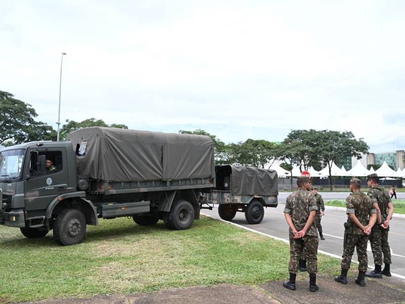 Militares brasileños desplegan operativos de seguridad en los alrededores del recinto donde se llevará a cabo la juramentación de Lula.