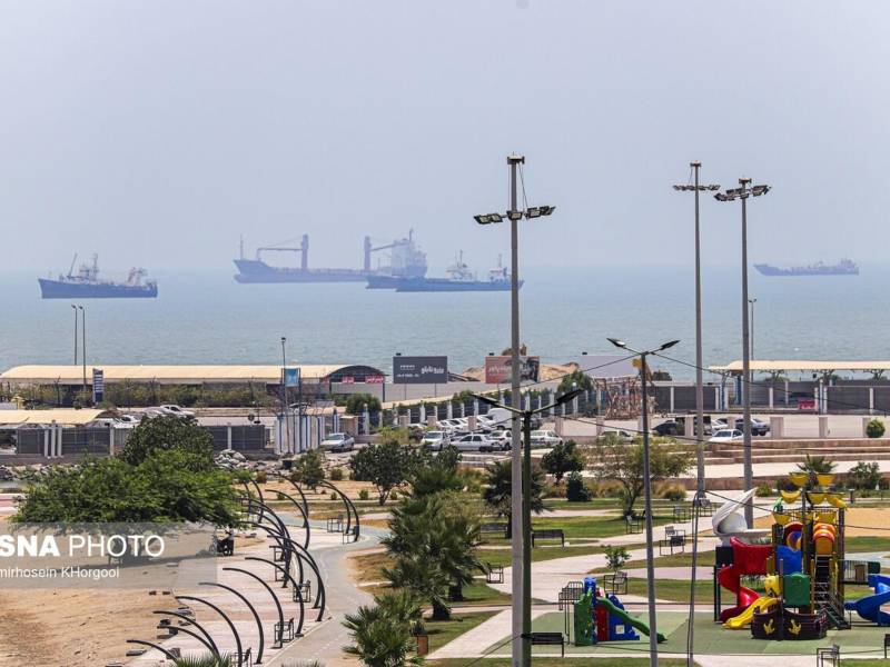 La Autoridad del Golfo del Estrecho Pérsico (PGSA, por sus siglas en inglés), organismo creado por Irán para gestionar el tránsito por el estrecho de Ormuz, informó este viernes que los buques que quieran cruzar el paso deben seguir informando a la República Islámica y obtener permiso para ello. EFE/ Agencia Iraní ISNA