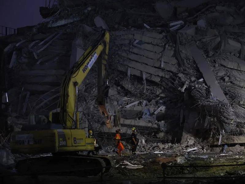 Al menos 13 cadáveres han sido recuperados de entre los escombros de un rascacielos derrumbado en Bangkok el viernes por el impacto en la ciudad del terremoto de 7,7 con epicentro en Birmania, cuando se sobrepasan las 72 horas clave para encontrar supervivientes, con decenas de desaparecidos.