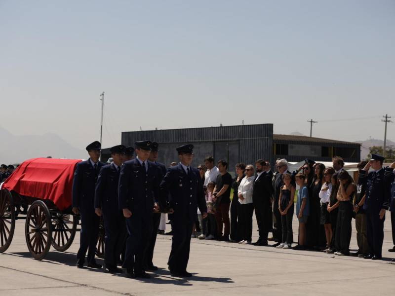 Fotografía del féretro del expresidente Sebastián Piñera tras su arribo en un avión de la Fuerza Aérea de Chile (FACh) al hangar Grupo 10 del aeropuerto de Santiago.