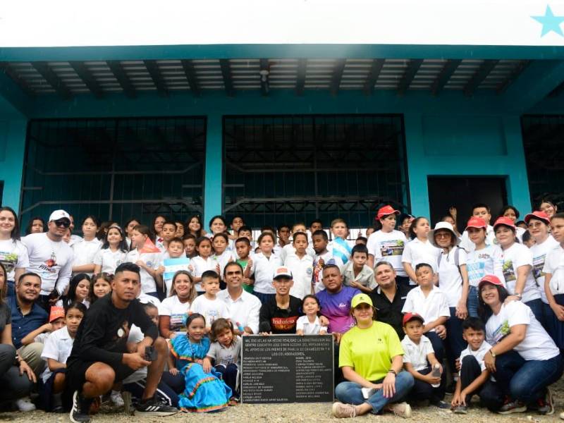 <b><span class=mln_uppercase_mln>Memorable.</span></b> Fujiyama celebra con niños de la escuela.<span class=mln_uppercase_mln> Foto: H. Edú</span>