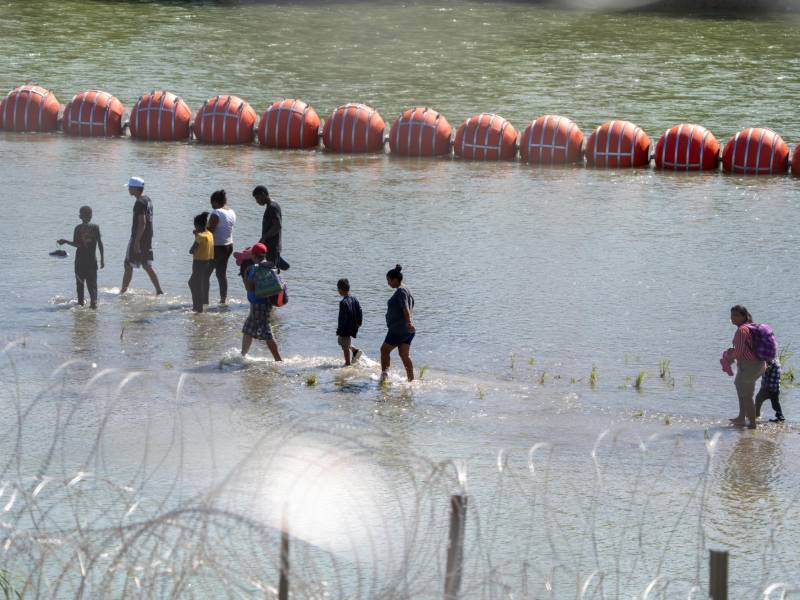 Decenas de migrantes cruzaron este domingo el Río Bravo pese al muro de boyas colocado por las autoridades de Texas, que activistas denuncian como una amenaza para la vida de los indocumentados.