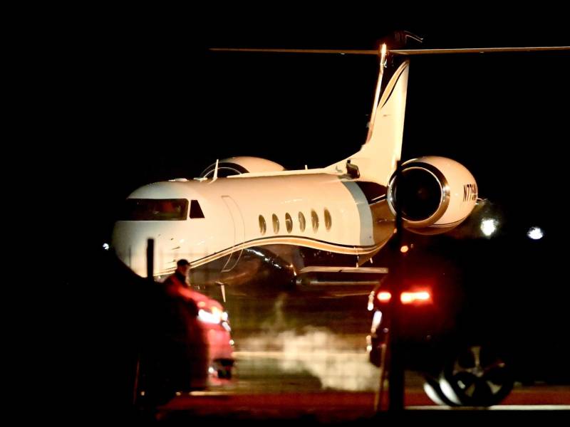 Fotografía que muestra el avión en el que Lionel Messi arribó este sábado a la ciudad de Rosario, para participar junto a su familia de la despedida de su padre, Jorge Messi, fallecido durante las primeras horas del día en una clínica donde había sido ingresado por las derivaciones de una larga enfermedad.