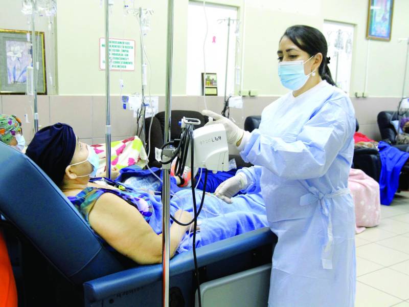 Los principales costos estatales recaen sobre las quimioterapias, radioterapias, cirugías, medicamentos anticuerpos monoclonales y hospitalización.