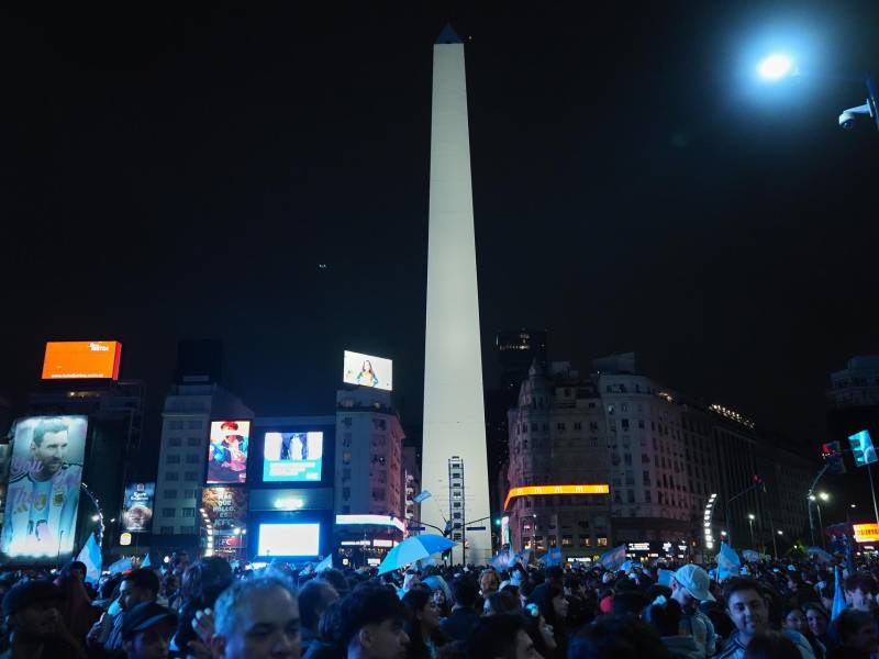 Aficionados de Argentina celebran este sábado, tras la clasificación de su selección a semifinales del Mundial de la FIFA 2026 en Buenos Aires (Argentina). EFE/Adan González